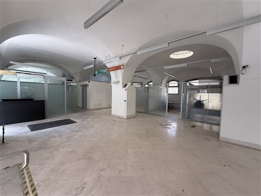 Centrale Locale Indipendente In Pietra di 6 Ambienti. 3 Esposizioni.